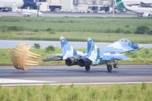 https://img.super-h.fr/images/36506_Mig_29_Landing_with_the_Drague_Parachute_Deployed_8124333650.md.jpg
