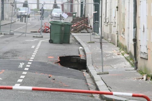 rue de bourgogne trou dans la chaussee et fissures 5913945